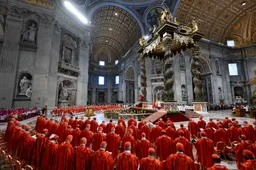 ¿Quién sucederá al papa Francisco? Así fue el inicio del cónclave en el Vaticano